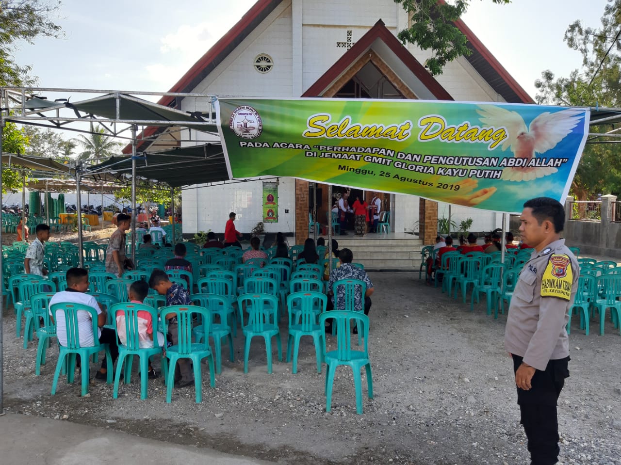 BERI RASA AMAN, BHABINKAMTIBMAS KELURAHAN KAYU PUTIH LAKUKAN PENGAMANAN GEREJA