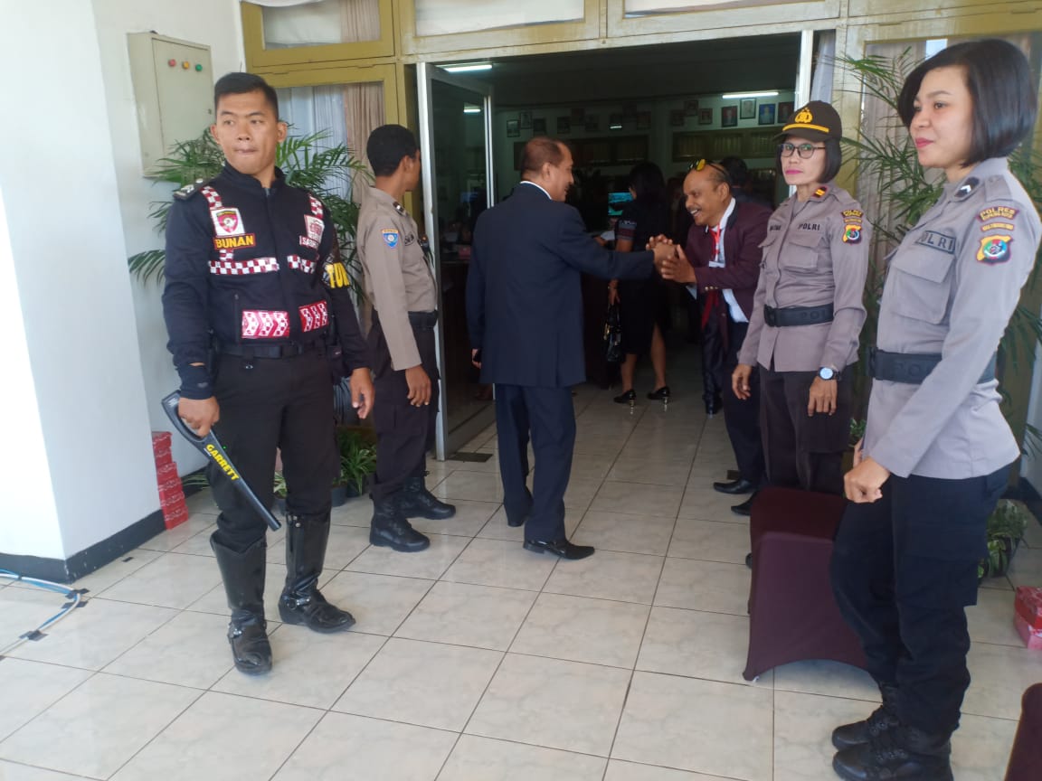 Ratusan Personil Polres Kupang Kota Amankan Rapat Paripurna Dalam Rangka Pengucapan Sumpah / Janji Anggota DPRD Kota Kupang Masa Jabatan 2019 - 2024