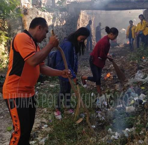 Ciptakan Lingkungan Sehat,Bhabinkamtibmas Kerja Bakti Bersama.