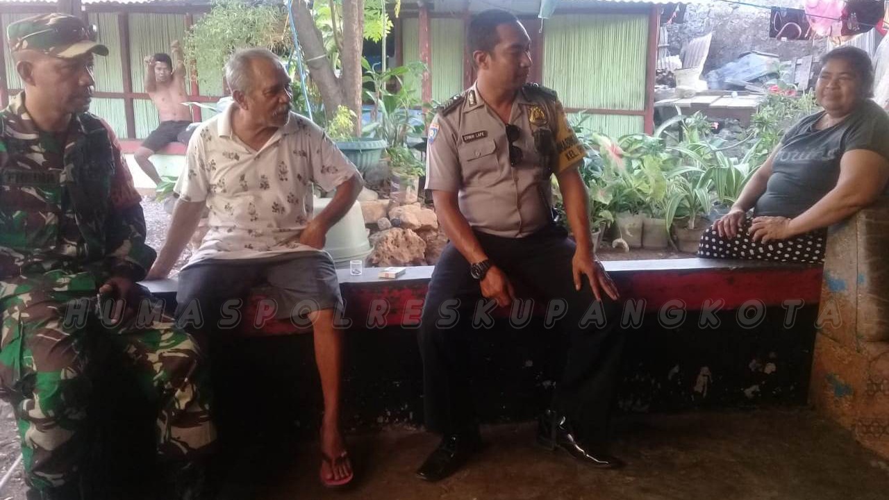 Sampaikan Pesan Kamtibmas, Bripka Erwin Lape Sambangi Ketua RT.