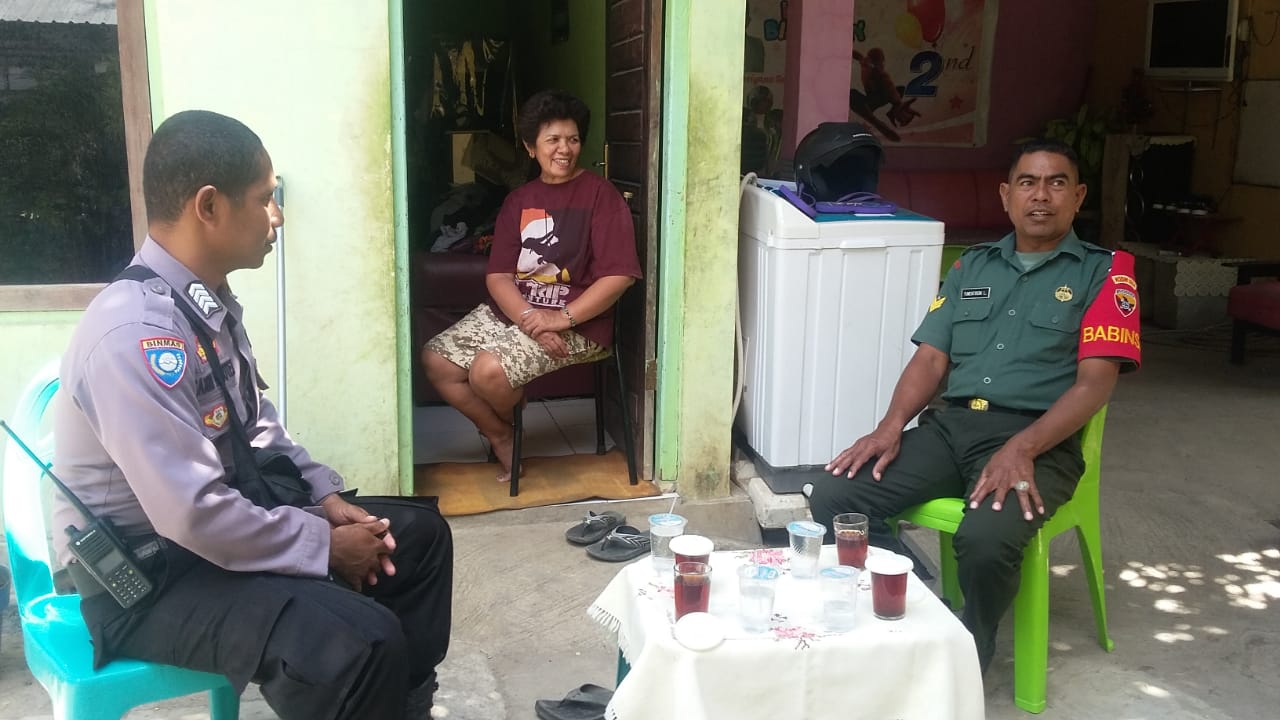 Wujudkan Sinergitas, Bhabinkamtibmas dan Babinsa Bersama Sambangi Warga Kelurahan Oebufu