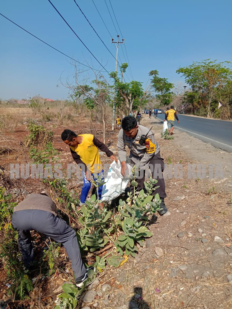 Bhabinkamtibmas Kelurahan Oesapa Selatan Turut Serta Dalam Kegiatan Kerja Bakti