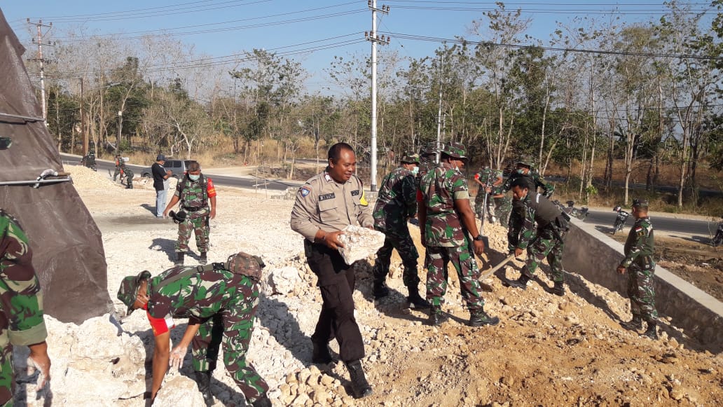 Peduli Tempat Ibadah, Bhabinkamtibmas Kelurahan Kolhua Bersama TNI Kodim 1604 Kupang Bakti Sosial di Pura Agung Giri Kertha Buwana