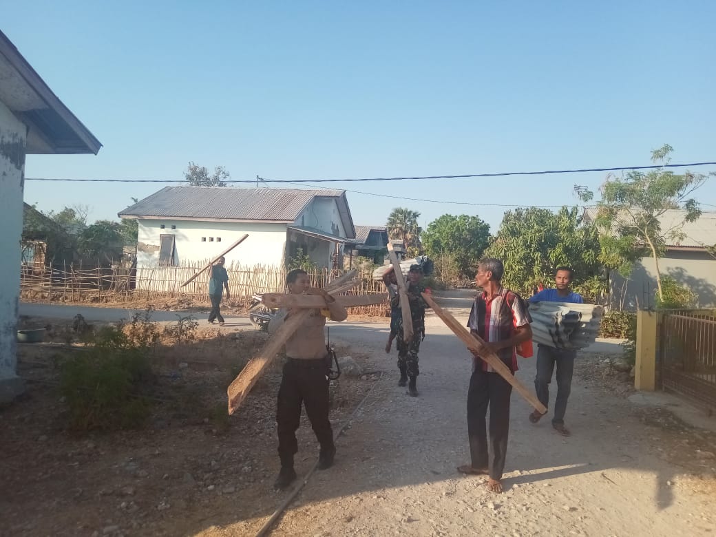 Bhabinkamtibmas Kelurahan Manulai II Bantu Warga Perbaiki Rumah Akibat Angin Kencang