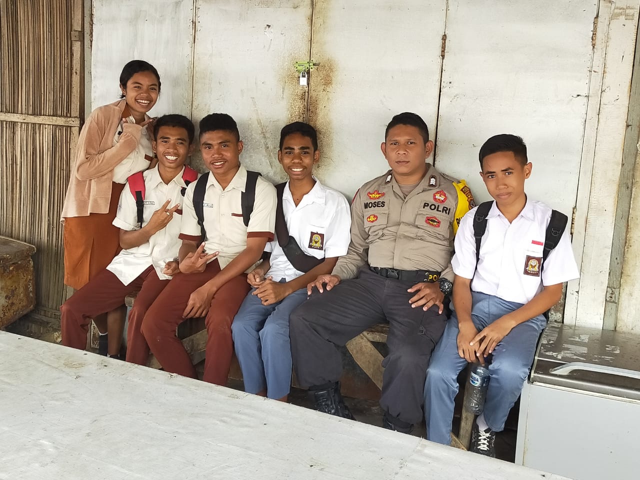 Sambangi Pelajar, Bhabinkamtibmas Memberikan Motivasi dan Semangat Belajar