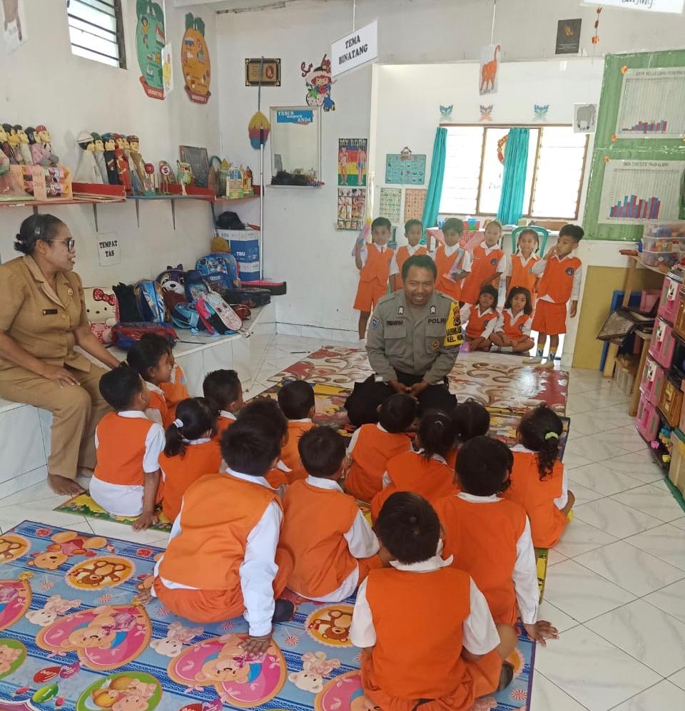 Tanamkan Disiplin Sejak Dini Kepada Anak Bhabinkamtibmas Kelurahan Nunhila Sambang Sekolah TK Glorya