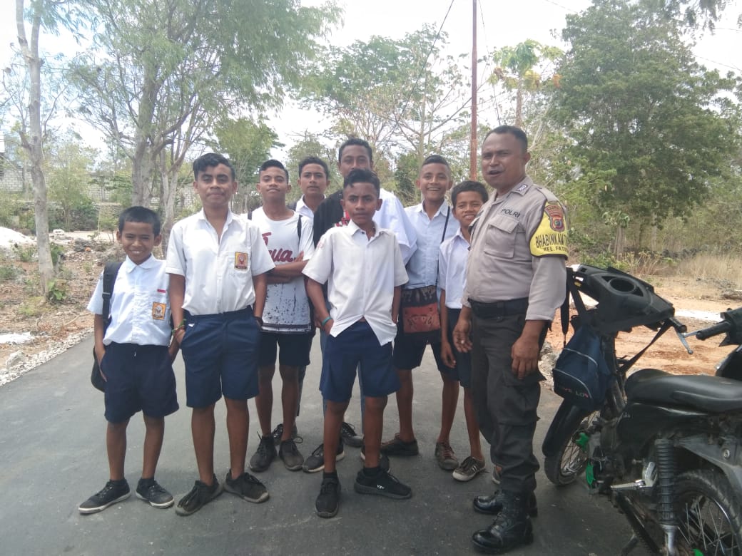 Bhabinkamtibmas Ajak Siswa-Siswi SMP 18 dan SMAN 10 Kupang Lawan Hoax