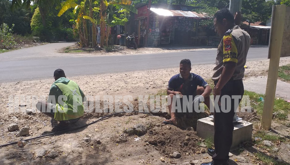 Peduli dengan Keselamatan Kerja, Bhabinkamtibmas Sambagi Pekerja Galian Kabel.