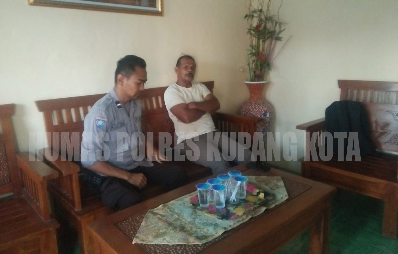 Sampaikan Pesan Kamtibmas, Bhabinkamtibmas Polsek Oebobo Sambang Ketua RT.