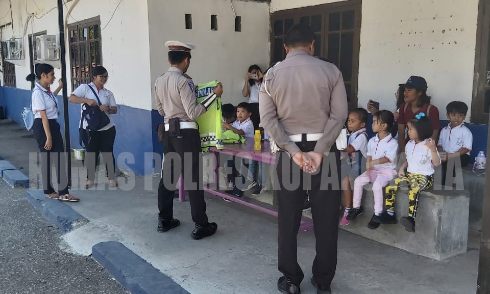 Puluhan Anak TK Dian Harapan Kunjungi Satuan Lalu Lintas Polres Kupang Kota.