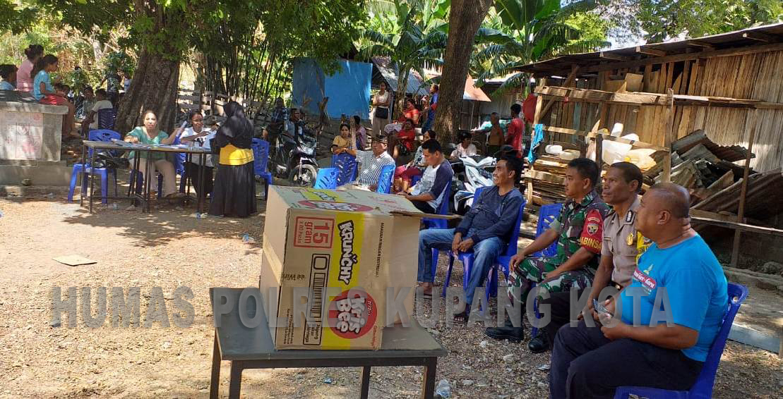 Bhabinkamtibmas Bersama Babinsa Oesapa Barat Hadiri Acara Pemilihan Ketua RT.