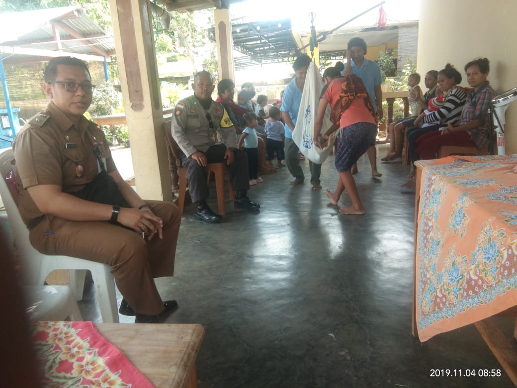 Bhabinkamtibmas Bersama Lurah Naikoten 2 Sambangi Posyandu
