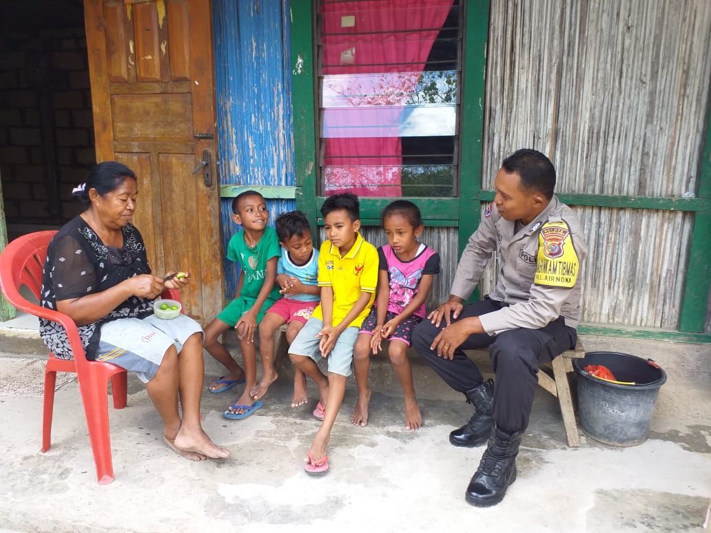 Polisi Sahabat Anak, Bhabinkamtibmas Kelurahan Airnona Sambangi Anak-Anak di Wilayah Binaannya