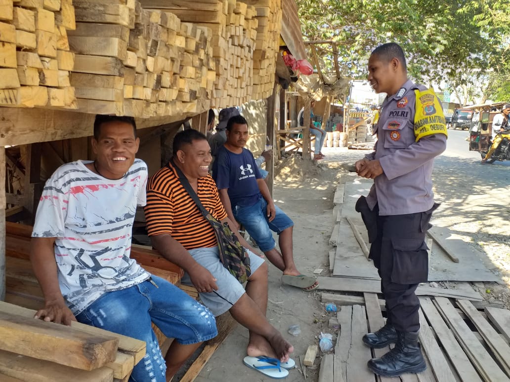 Sambang Warga, Bhabinkamtibmas Kelurahan Oebufu Berikan Himbauan Kamtibmas