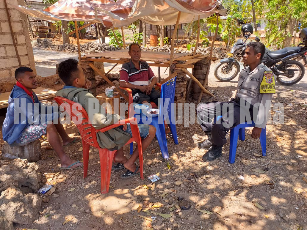 Tingkatkan Kamtibmas Bhabin Penfui Sambangi Warga.