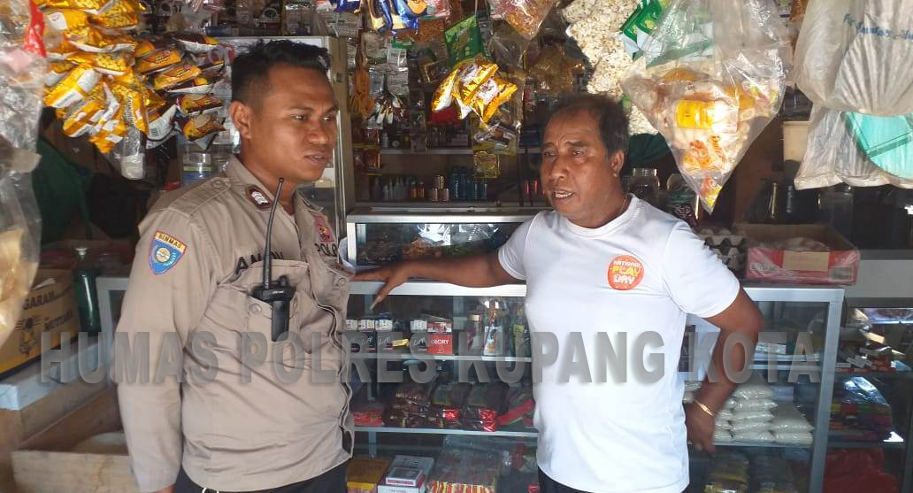 Cegah Beredarnya Makanan Kadaluarsa, Bhabinkamtibmas Kelurahan Liliba Sambangi Kios Ama Jami