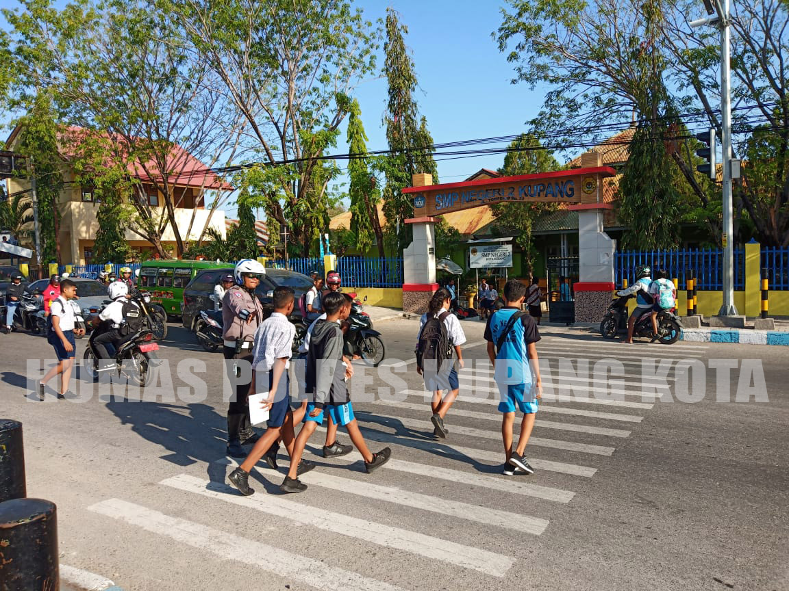 Pentingnya Menyebrang di Zebra Cross, Satlantas Berikan Himbauan Kepada Para Pelajar.
