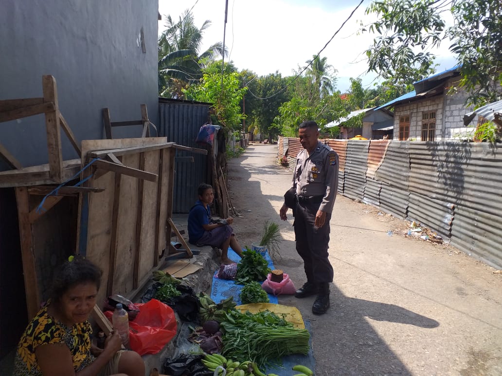 Lakukan Patroli dan Sambang ke Pasar Penfui, Bhabinkamtibmas Berikan Pesan Kamtibmas