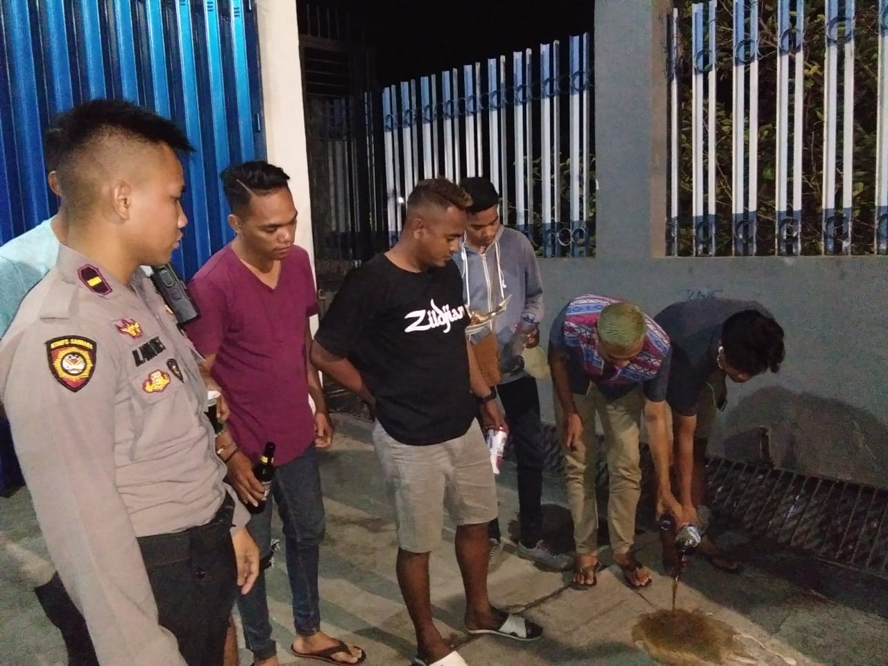 Satuan Sabhara Polres Kupang Kota Membubarkan Sekelompok Pemuda yang Pesta Miras