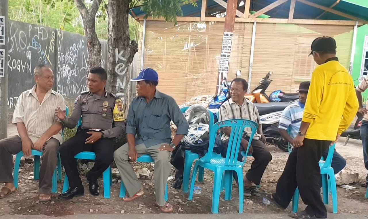 JELANG NATAL DAN TAHUN BARU, BHABINKAMTIBMAS SAMBANG KE WARGA SAMPAIKAN HIMBAUAN KAMTIBMAS