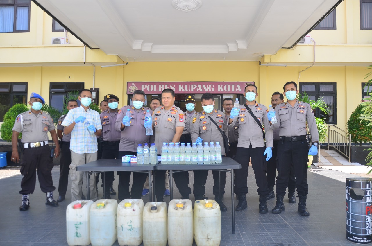 Pemusnahan Ratusan Liter Minuman Keras Oleh Polres Kupang Kota