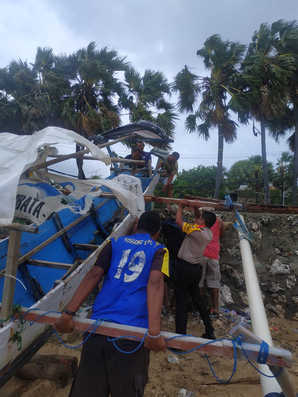 BHABINKAMTIBMAS NUNBAUN DELHA GOTONG ROYONG BERSAMA WARGA ANGKAT PERAHU