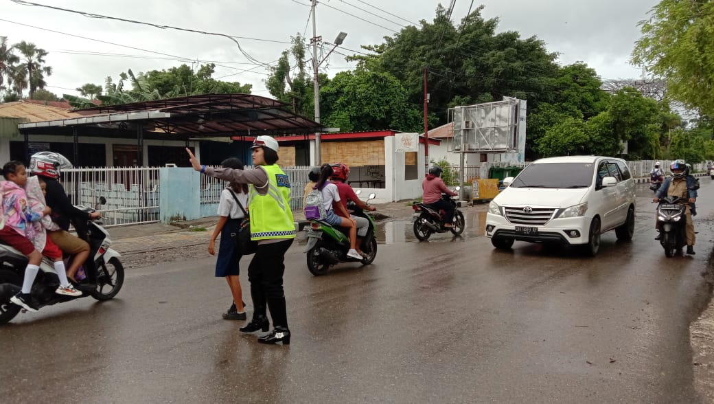 Beri Kenyamanan bagi Masyarakat, Sat Lantas Polres Kupang Kota Laksanakan Giat Pengaturan Lalu Lintas Pagi Hari