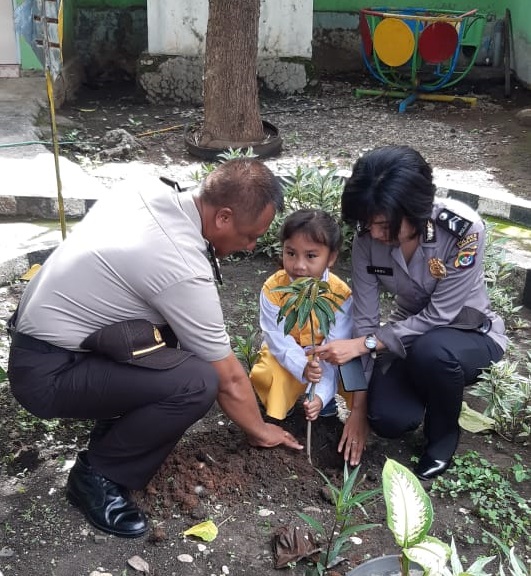 Polres Kupang Kota Ajak Anak-Anak TK Bhayangkari Kota Kupang Menanam Pohon