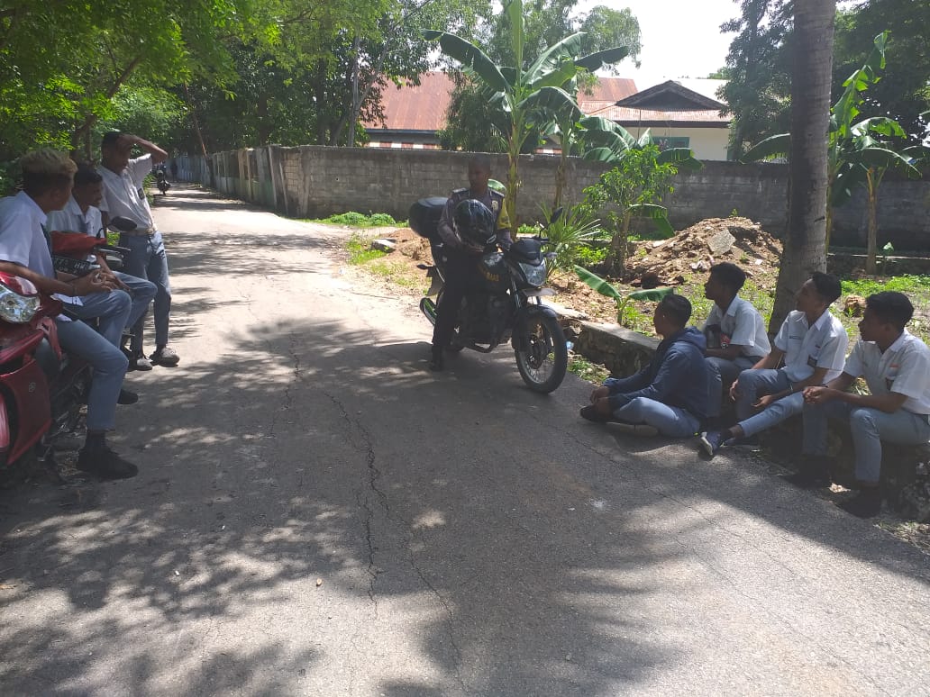 Bhabinkamtibmas Kelurahan Oebufu Berikan Himbauan Kepada Pelajar Agar Tidak Konsumsi Miras