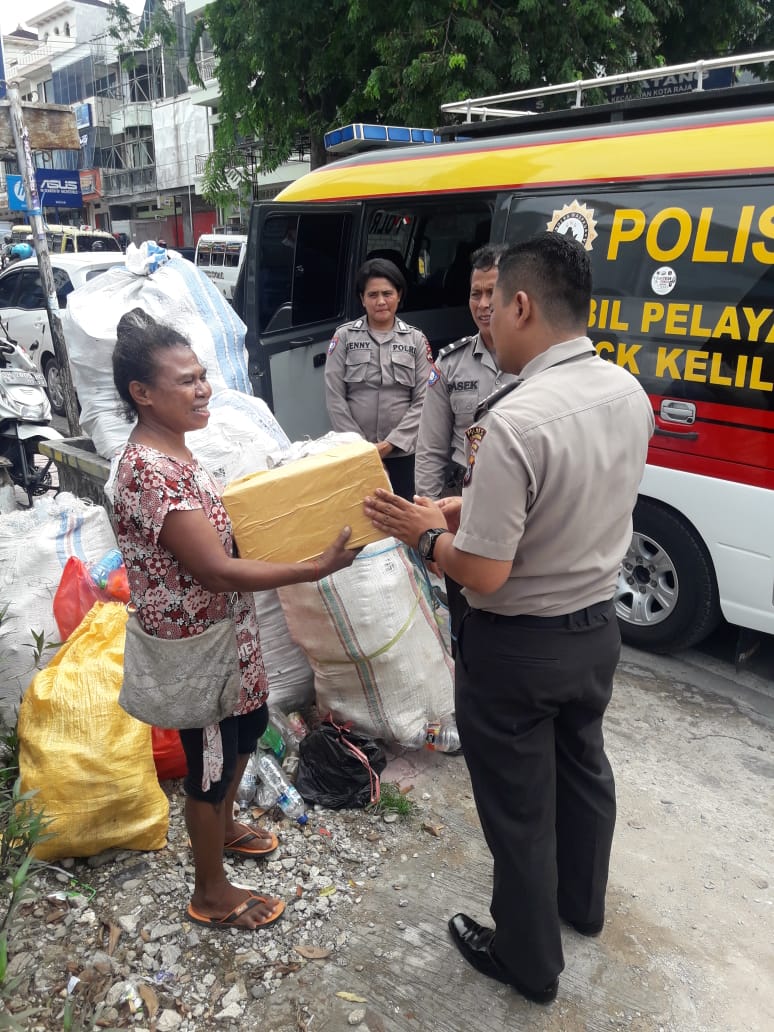 Peduli Sesama, Satbinmas Polres Kupang Kota Bagikan Sembako Kepada Warga