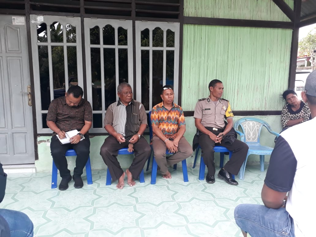 Dekatkan Diri Dengan Masyarakat, Bhabinkamtibmas Kelurahan Oesapa Barat Sambang Warga