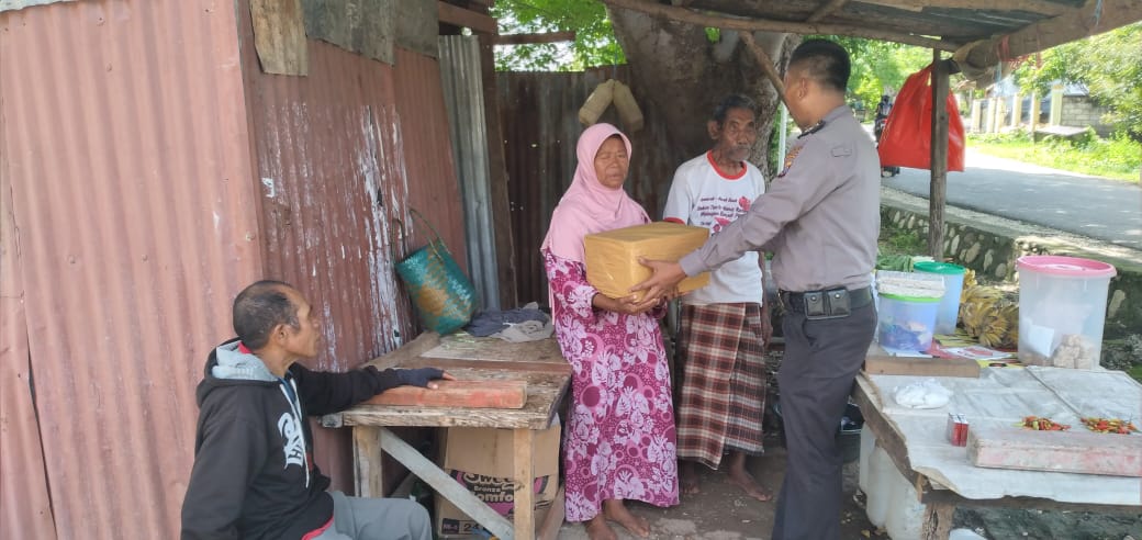 Sat Binmas Polres Kupang Kota Berikan Bantuan Sembako ke Warga Kurang Mampu