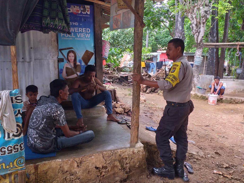 Lakukan Sambang, Bhabinkamtibmas Berikan Pesan Kamtibmas Kepada Warga.