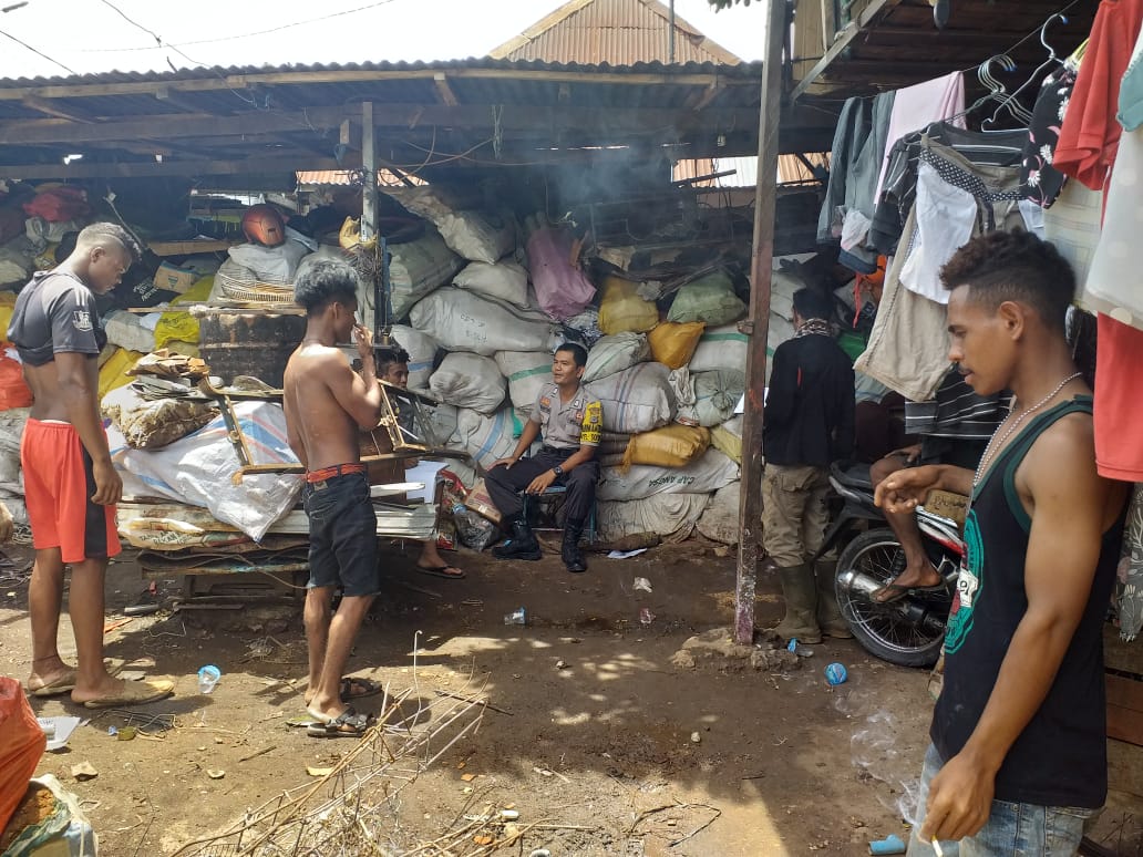 Jaga Kondusifitas Wilayah Bhabinkamtibmas Kelurahan Solor Sambagi Usaha Karangan Bunga