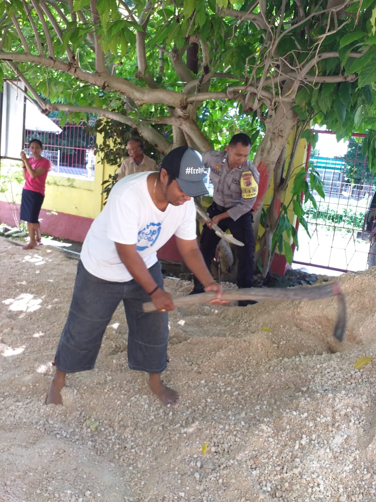 Bhabinkamtibmas Gelar kerja Bakti Bersama di Kantor Lurah Airnona