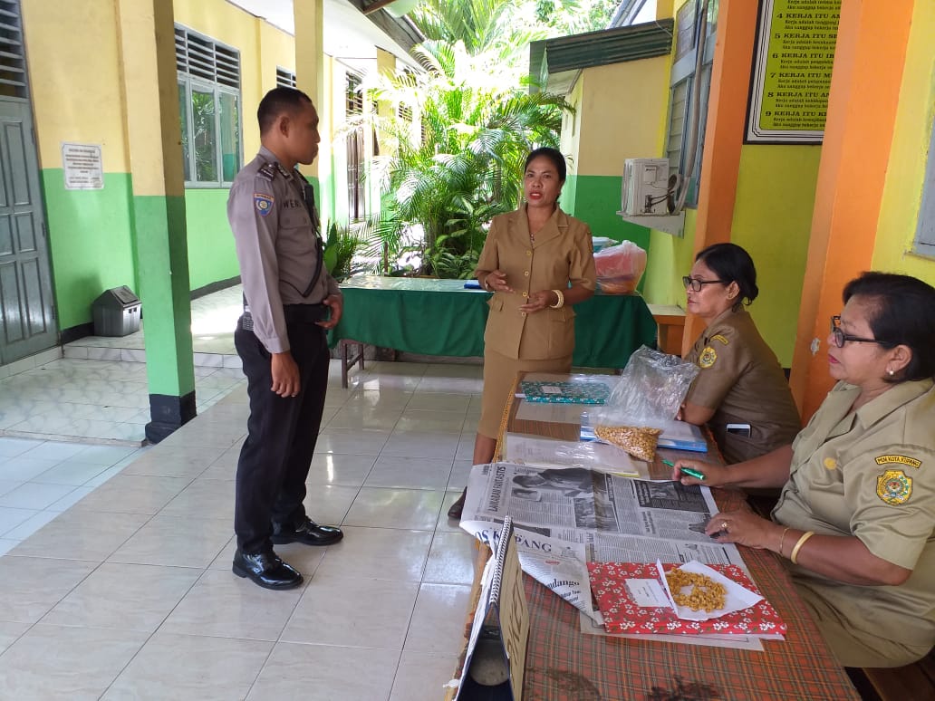 SAMBANGI SEKOLAH, BHABINKAMTIBMAS KELURAHAN AIRNONA HIMBAU GURU SMPN 4 KUPANG UNTUK SELALU AWASI SISWANYA