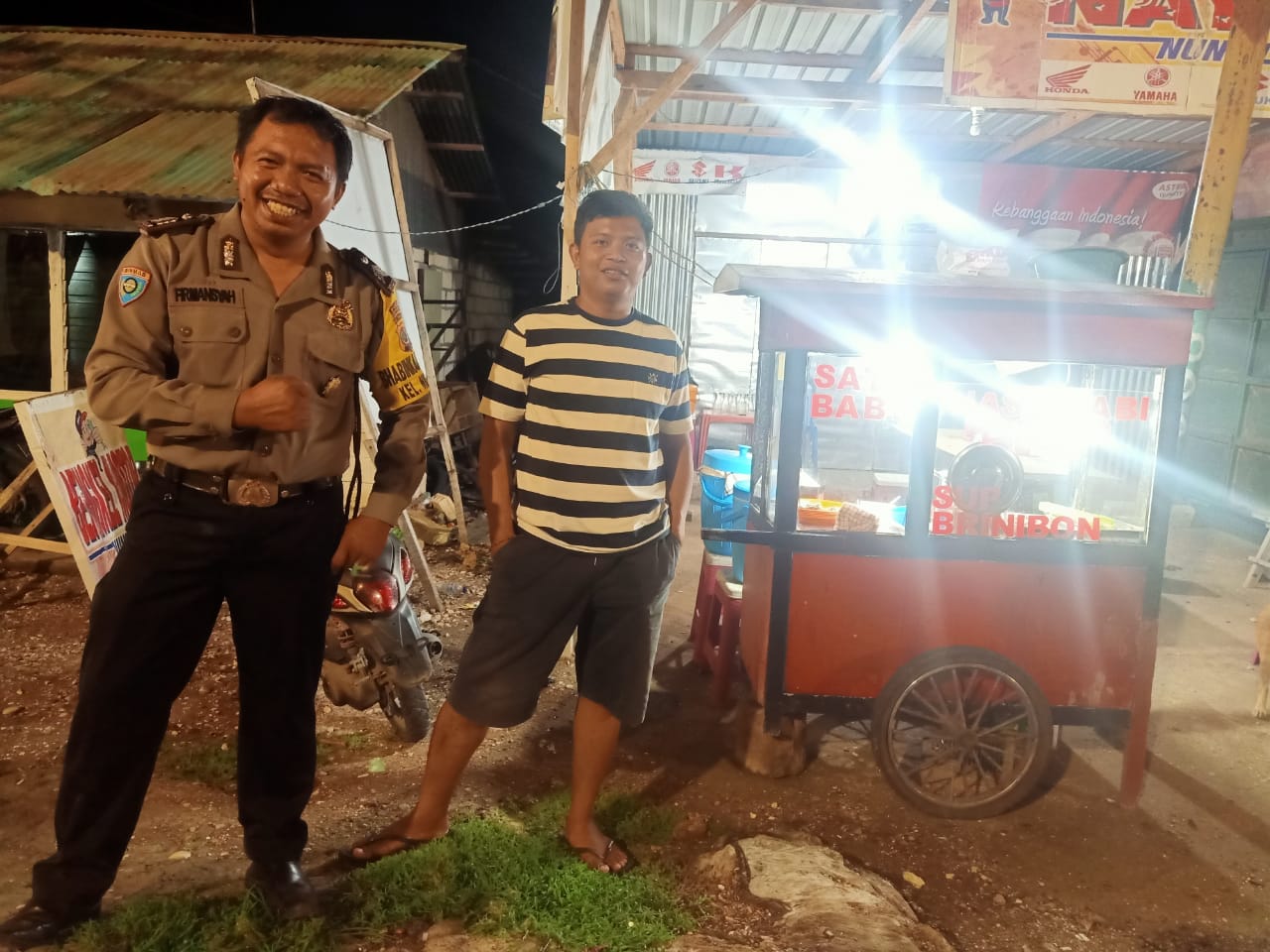 Sambang Ke Tempat Usaha Warga, Bhabinkamtibmas Kelurahan Nunhila Sampaikan Pesan Kamtibmas Agar Tetap Kondusif