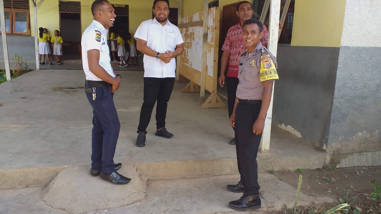 BHABINKAMTIBMAS KELURAHAN PENFUI SAMBANG DI SMA KATOLIK SINT CAROLUS KUPANG