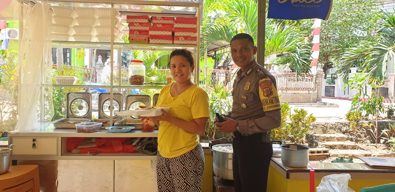 Bhabinkamtibmas Sambang Warung Makan Milik Warga Kelurahan Bakunase II