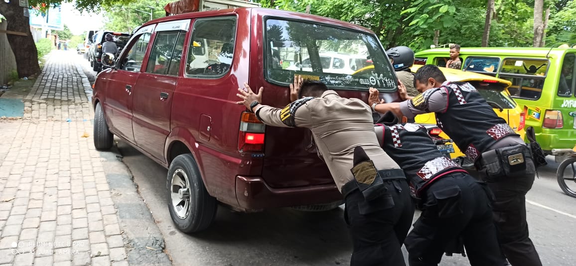 SALUT! ANGGOTA TURJAWALI SAT SABHARA POLRES KUPANG KOTA BANTU DORONG MOBIL MOGOK