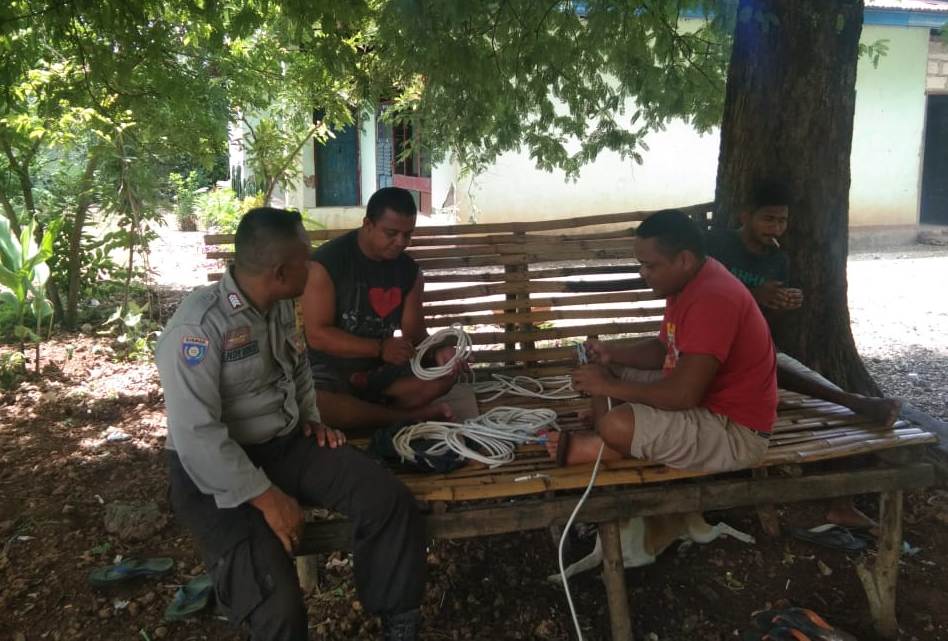 Himbau Bahaya Penyalahgunaan Medsos, Bhabinkamtibmas Kelurahan Fatukoa Sambangi Para Pemuda