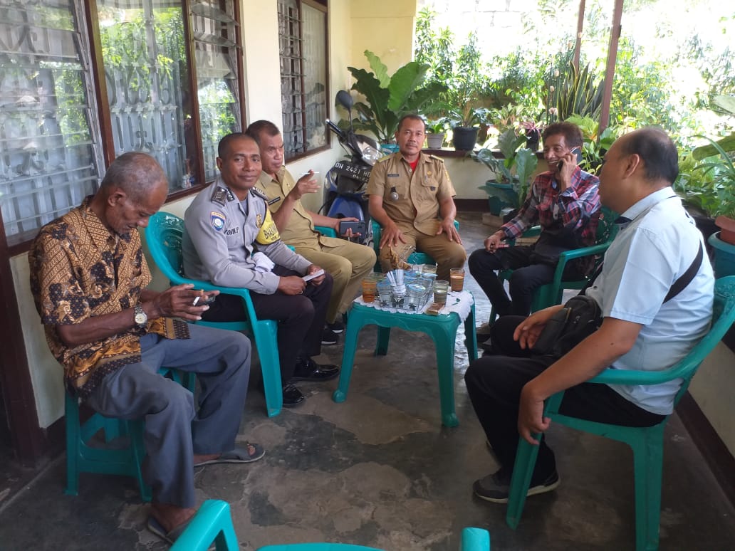 Pererat Silaturahmi, Lurah Bersama Bhabinkamtibmas Kelurahan Naikolan Sambang ke Tokoh Adat