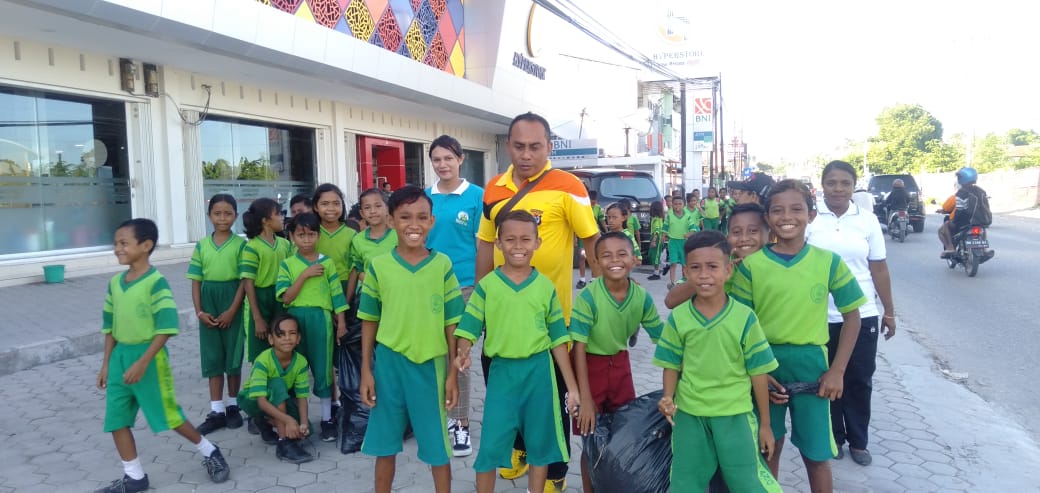 Ciptakan Lingkungan Bersih, Bhabinkamtibmas Bersama Mahasiswa KKN, Pelajar Serta Seluruh Elemen Masyarakat Membersihkan Sampah