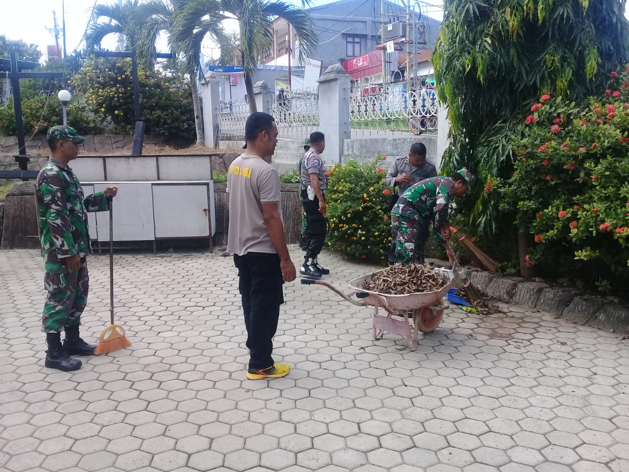 GIAT KERJA BAKTI POLSEK MAULAFA BERSAMA TNI DI LINGKUNGAN HALAMAN GEREJA KAISAREA BTN KOLHUA DALAM MENCEGAH DBD DAN VIRUS CORONA