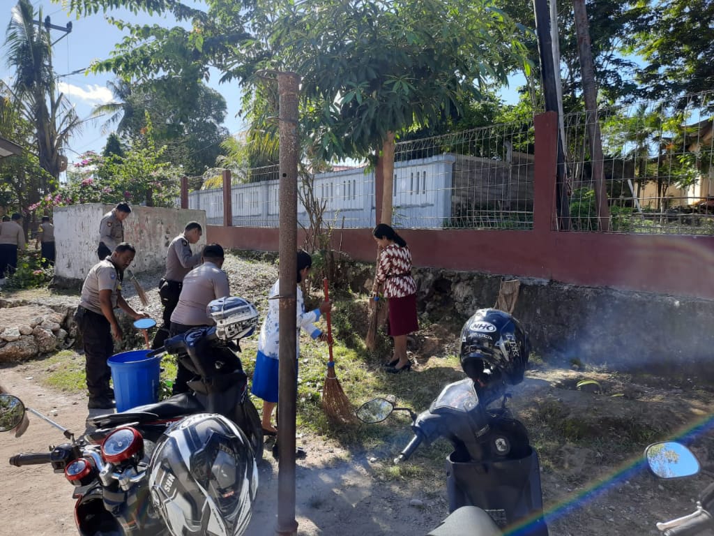 Polsek Oebobo Lakukan Kerja Bakti dan Sosialisasi Hidup Sehat, Cegah Covid-19 Bersama Para Guru dan Murid SD Oetona dan SD Bakunase II