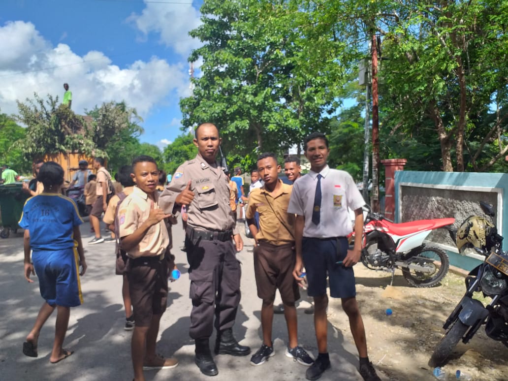 CEGAH KENAKALAN REMAJA, BHABINKAMTIBMAS KELURAHAN KELAPA LIMA BERI HIMBAUAN KEPADA PARA PELAJAR SMPN 8 KUPANG