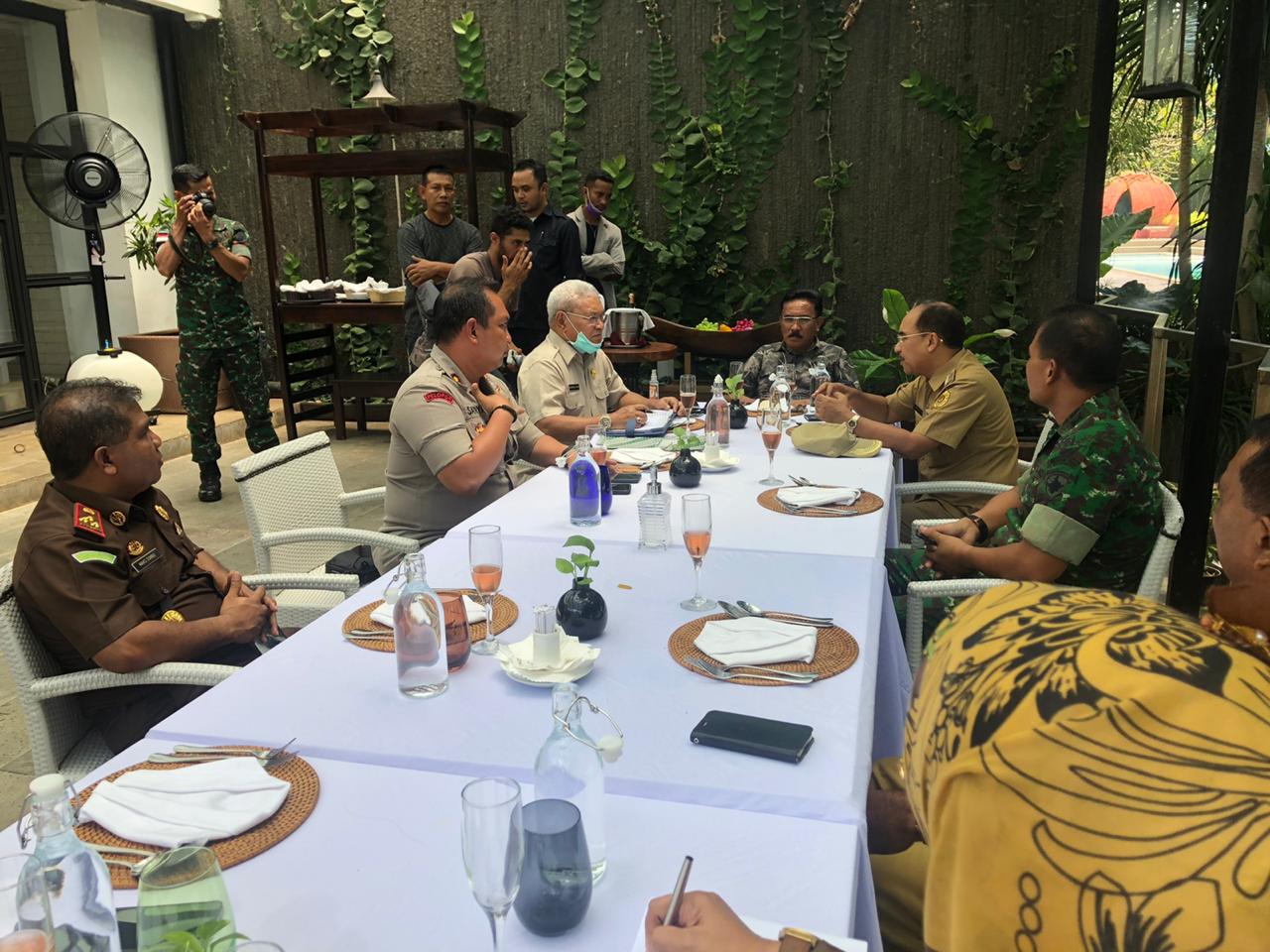 KAPOLRES KUPANG KOTA HADIRI RAPAT KOORDINASI BERSAMA FORKOPIMDA KOTA KUPANG TERKAIT PENANGANAN SERTA PENCEGAHAN WABAH COFID 19.