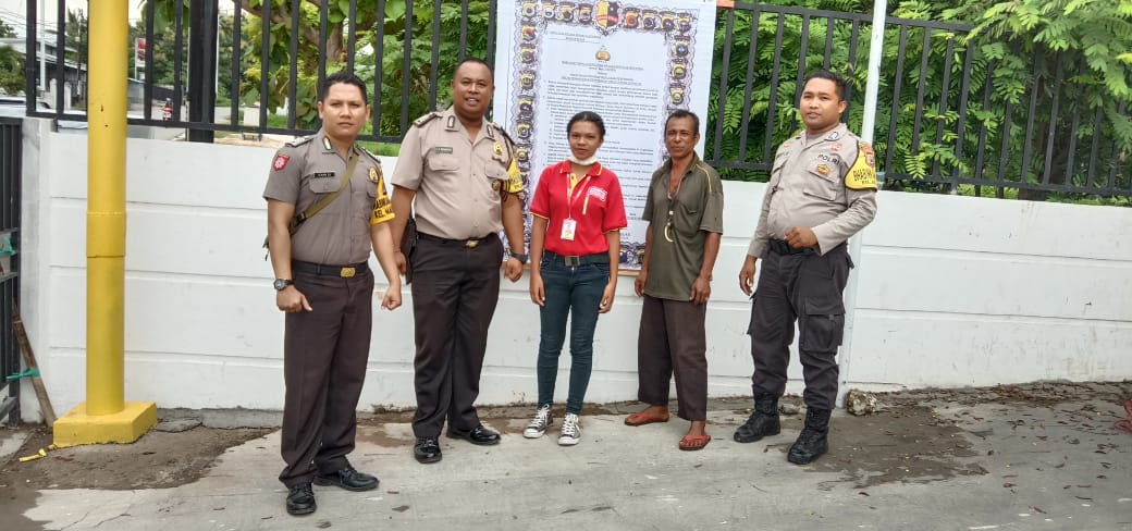 Bhabinkamtibmas Polsek Maulafa Laksanakan Pemasangan Maklumat Kapolri