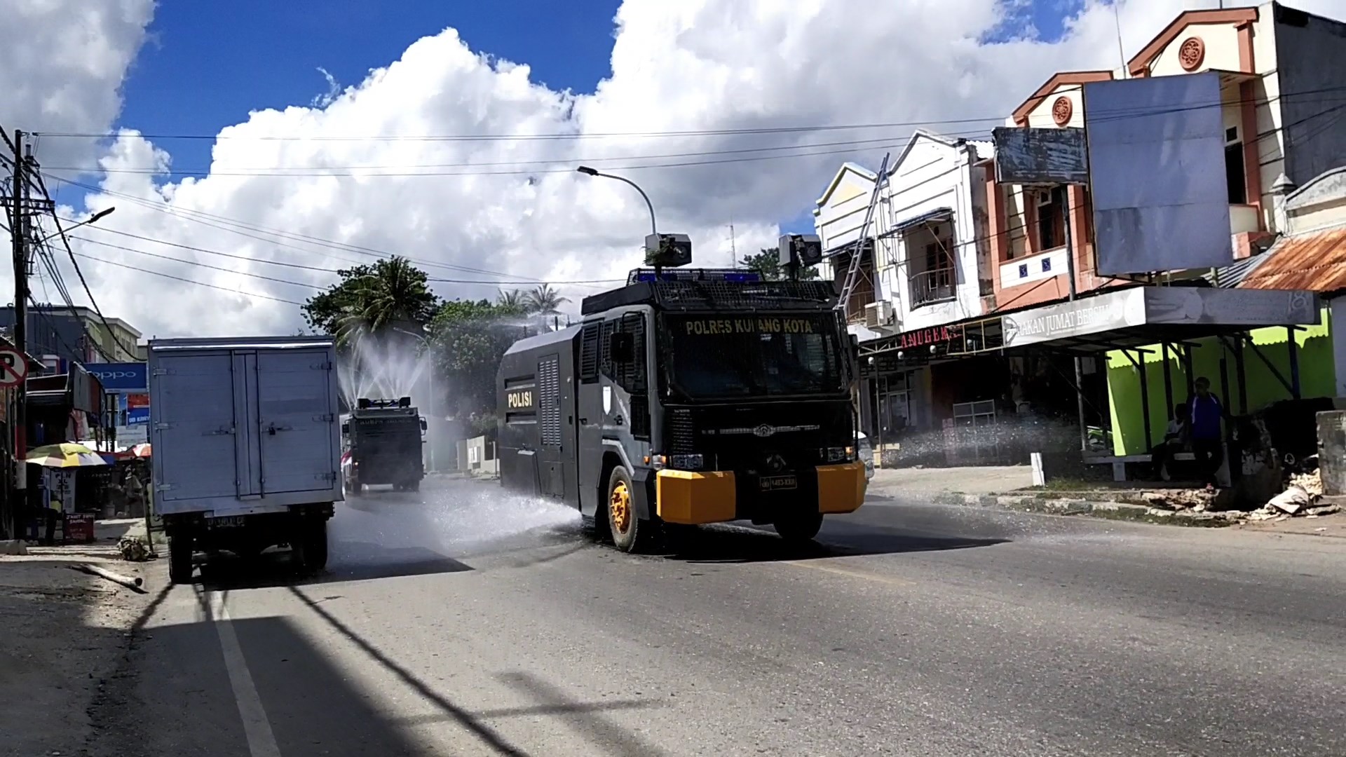 Cegah Penyebaran Covid-19 Jajaran Polda NTT Lakukan  Penyemprotan Disinfektan,Disertai Sosialisasi di Wilayah Kota Kupang.