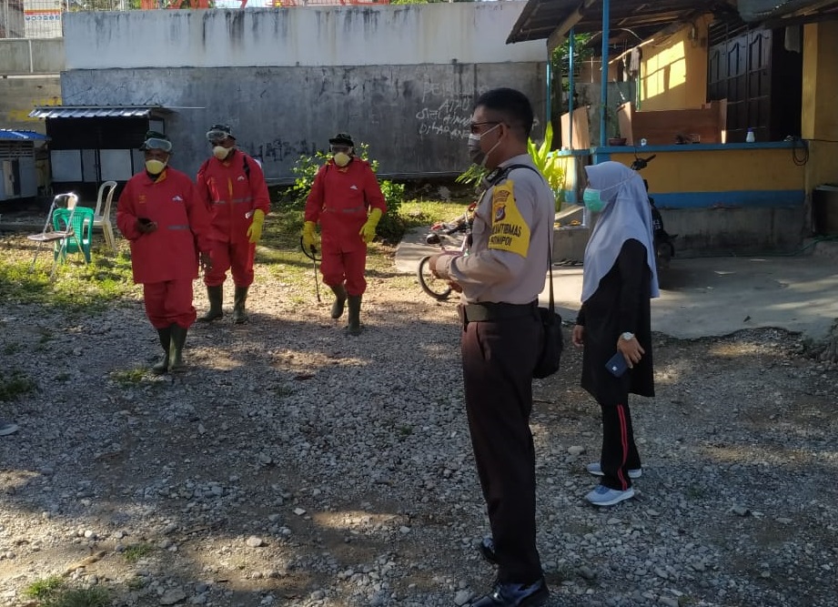 Cegah Corona, Bhabinkamtimas, Bersama Perangkat Lurah dan Danramil 1604 Kupang Dampingi Pelaksanaan Penyemprotan Disinfektan di Kelurahan Bonipoi